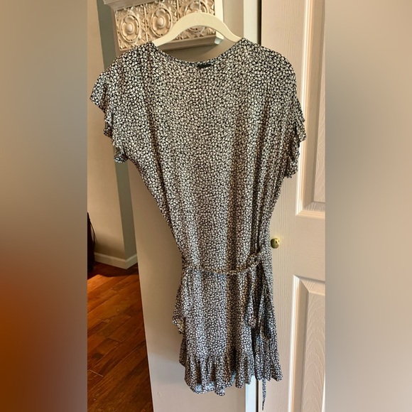 Billabong Black and White Flutter Sleeve Mini Dress - Picture 5 of 8